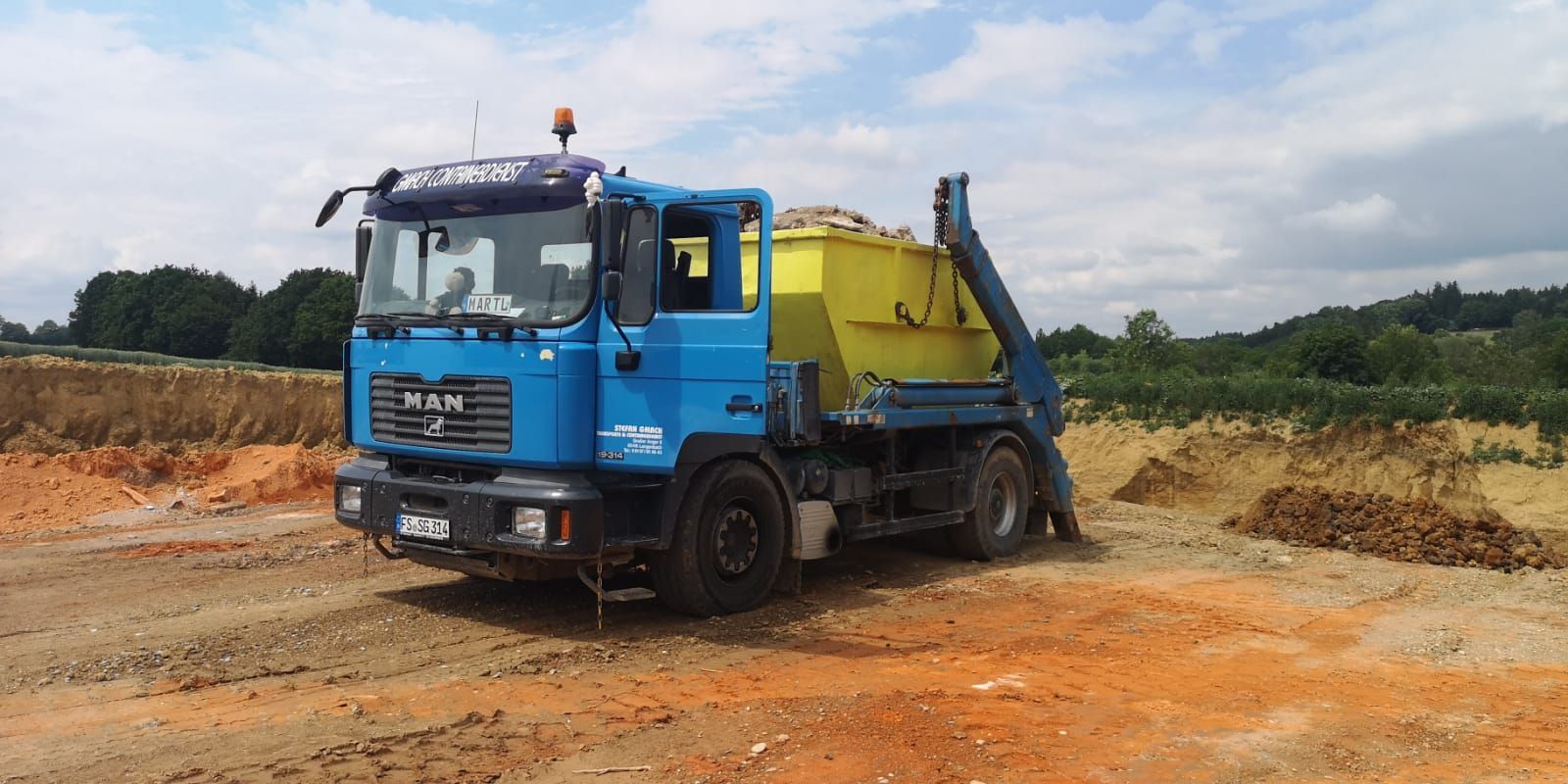 Gmach LKW beim Abladen von Bauschutt, Kies und Sand