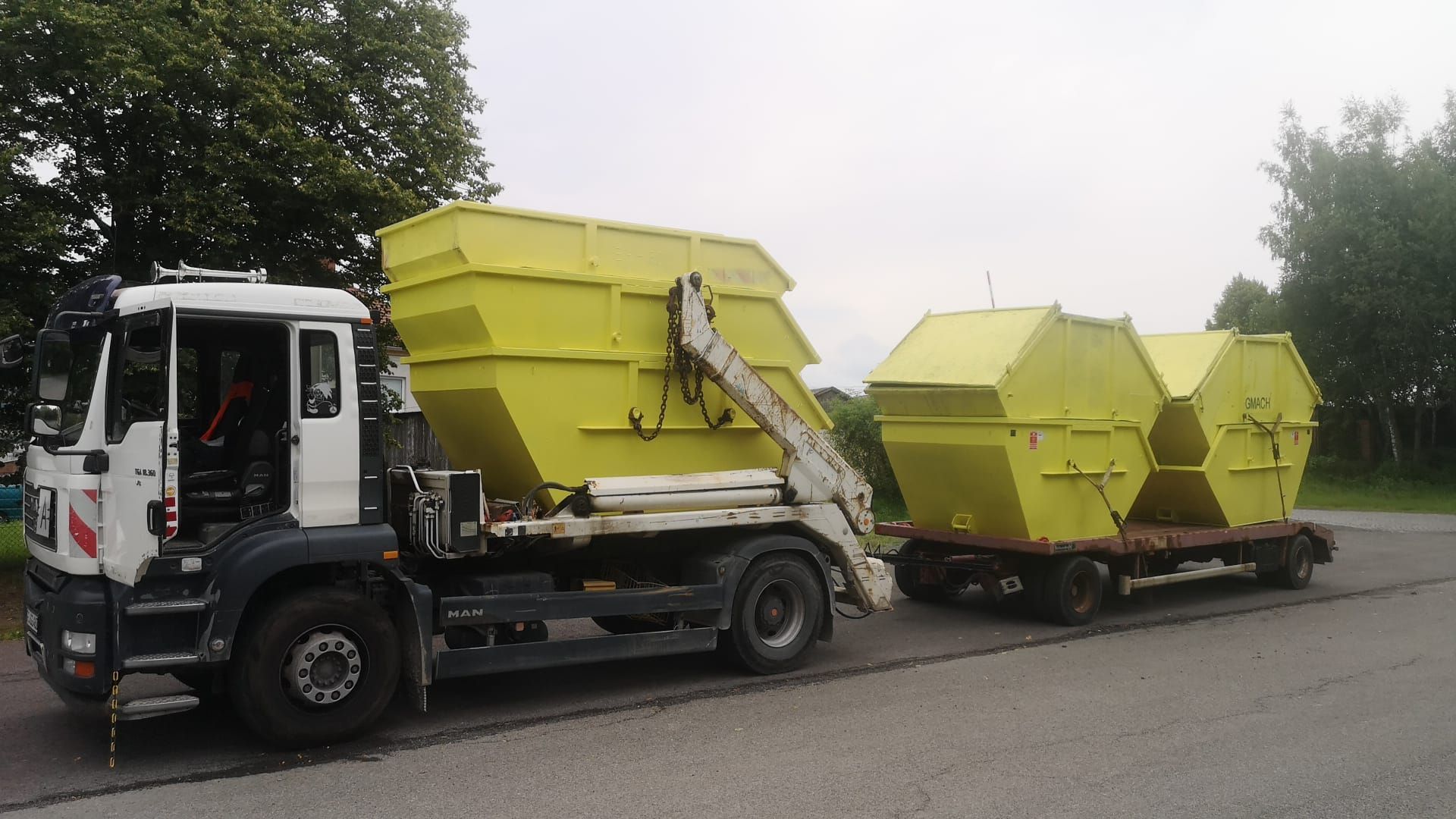 Gmach LKW mit leeren Baucontainern beladen