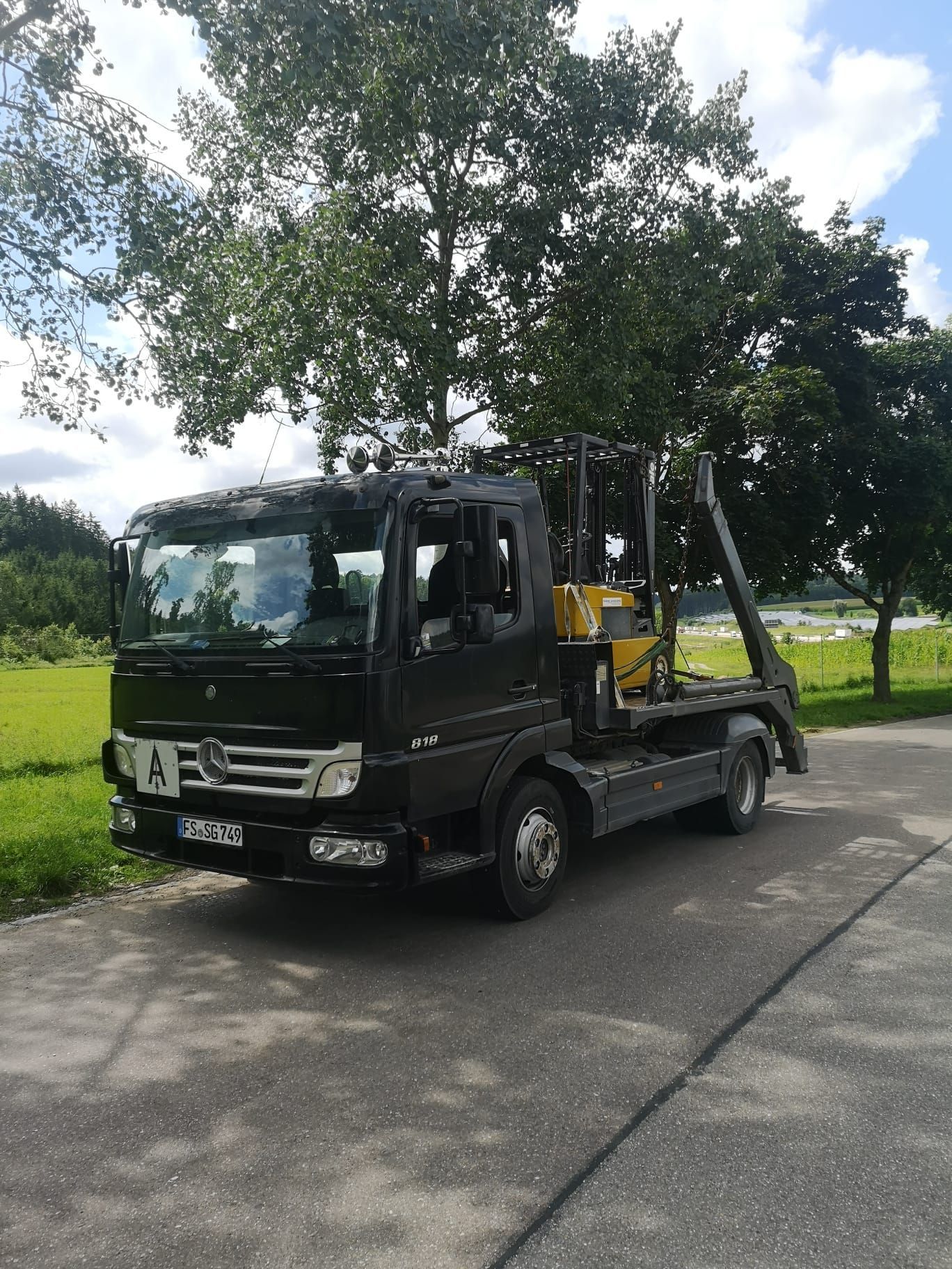 Gmach LKW mit Gabelstapler beladen