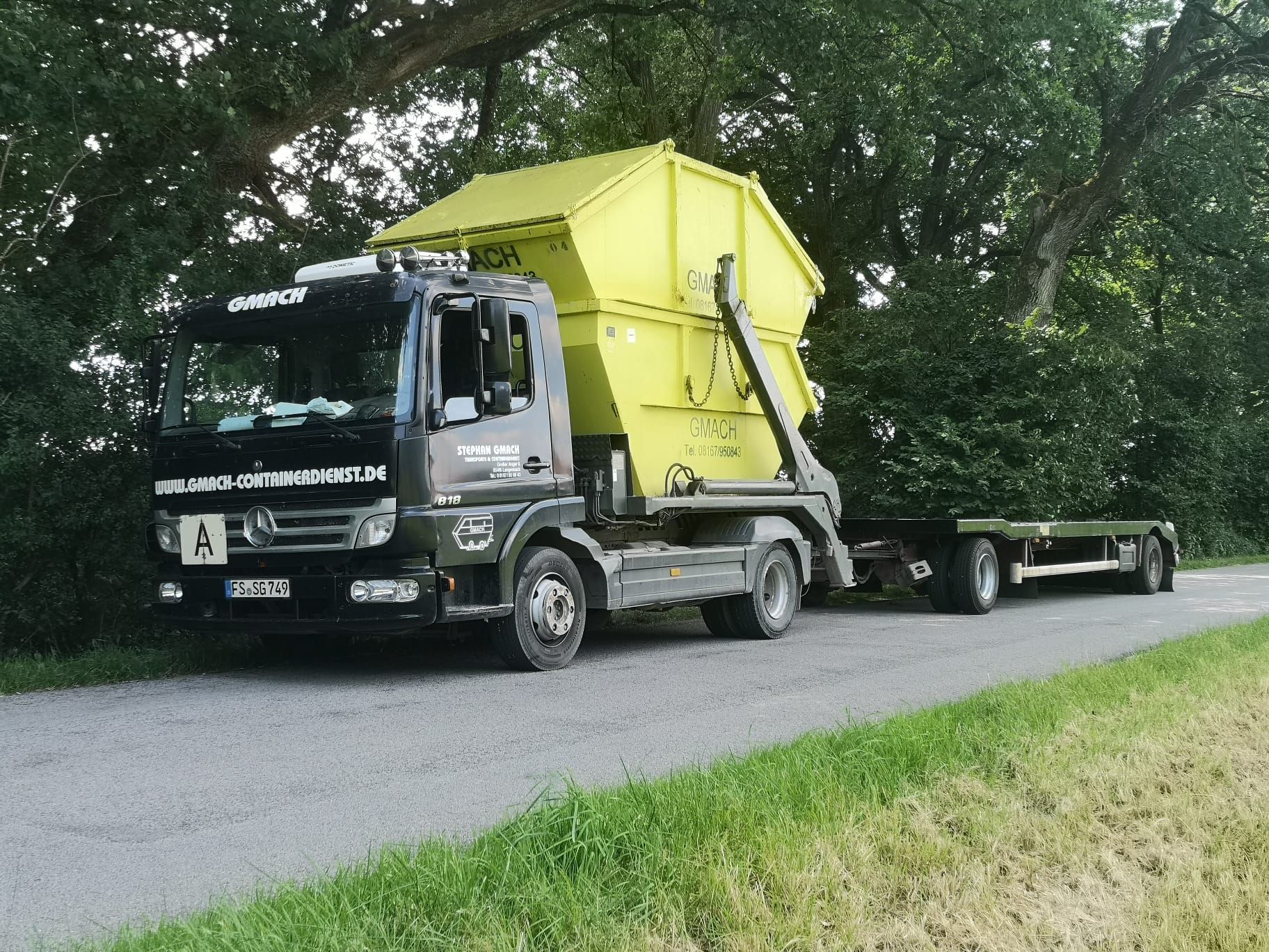 Gmach LKW mit Baucontainern beladen