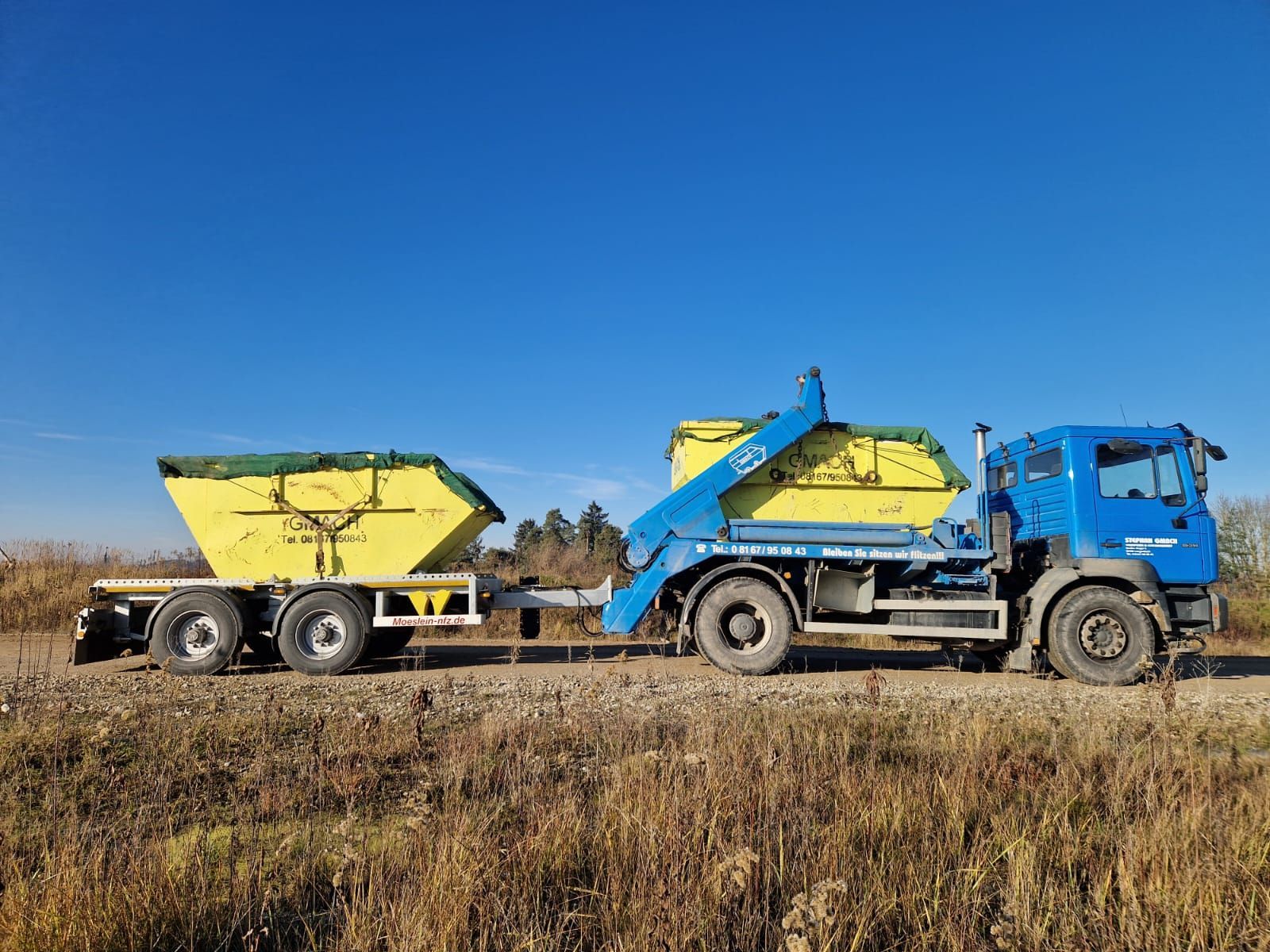 Blauer Gmach LKW mit Containern und Anhängern mit Containern