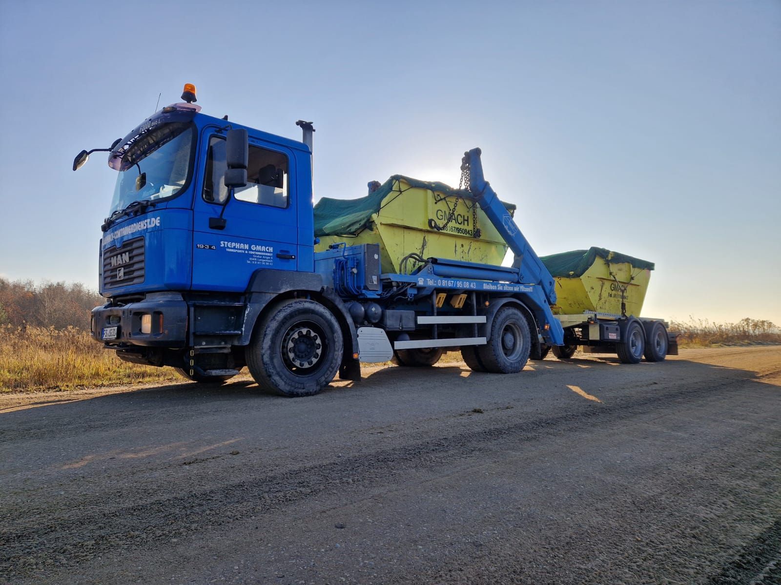 Blauer Gmach LKW mit Containern