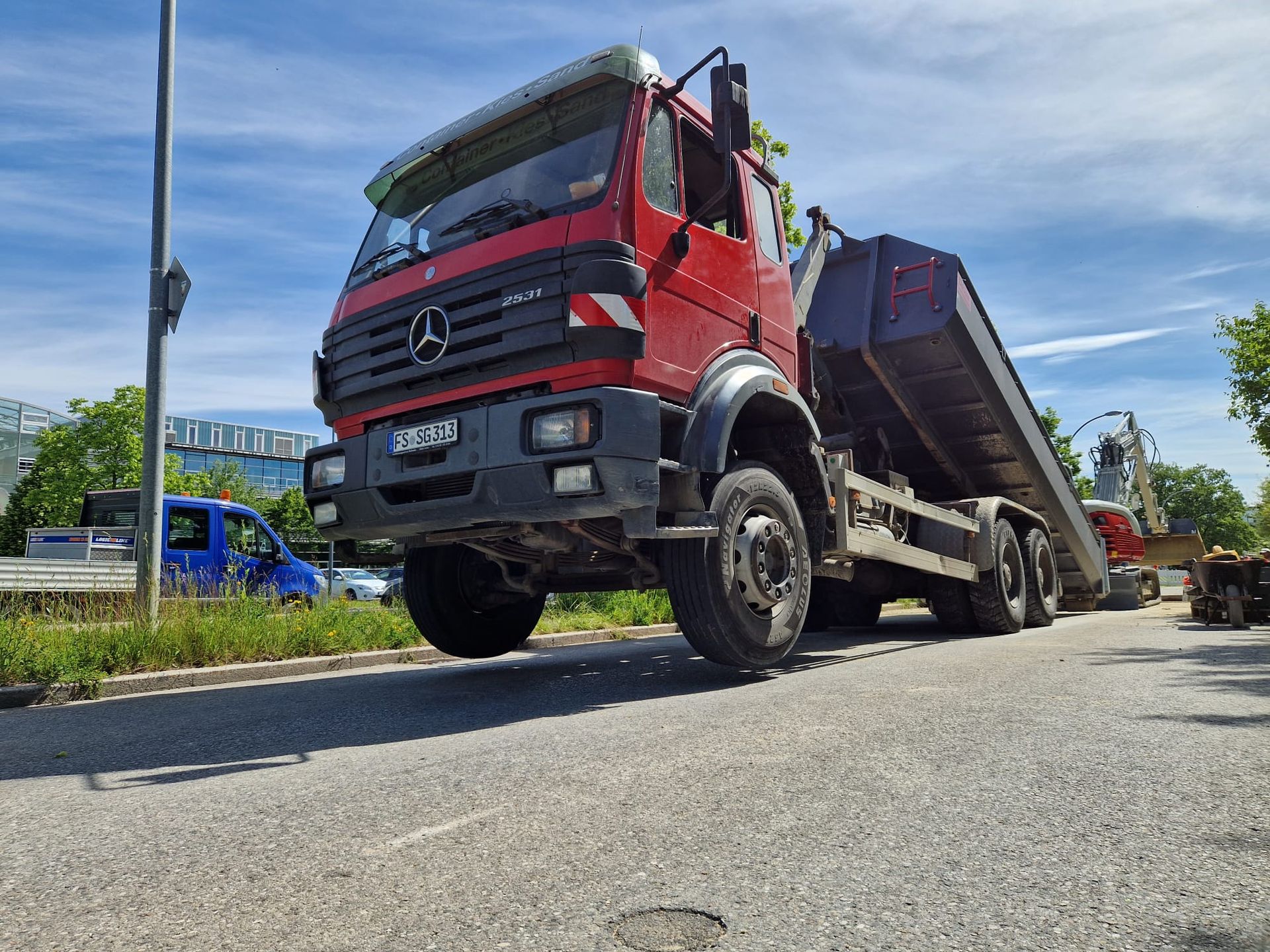 Gmach LKW beim Abladen von Containern