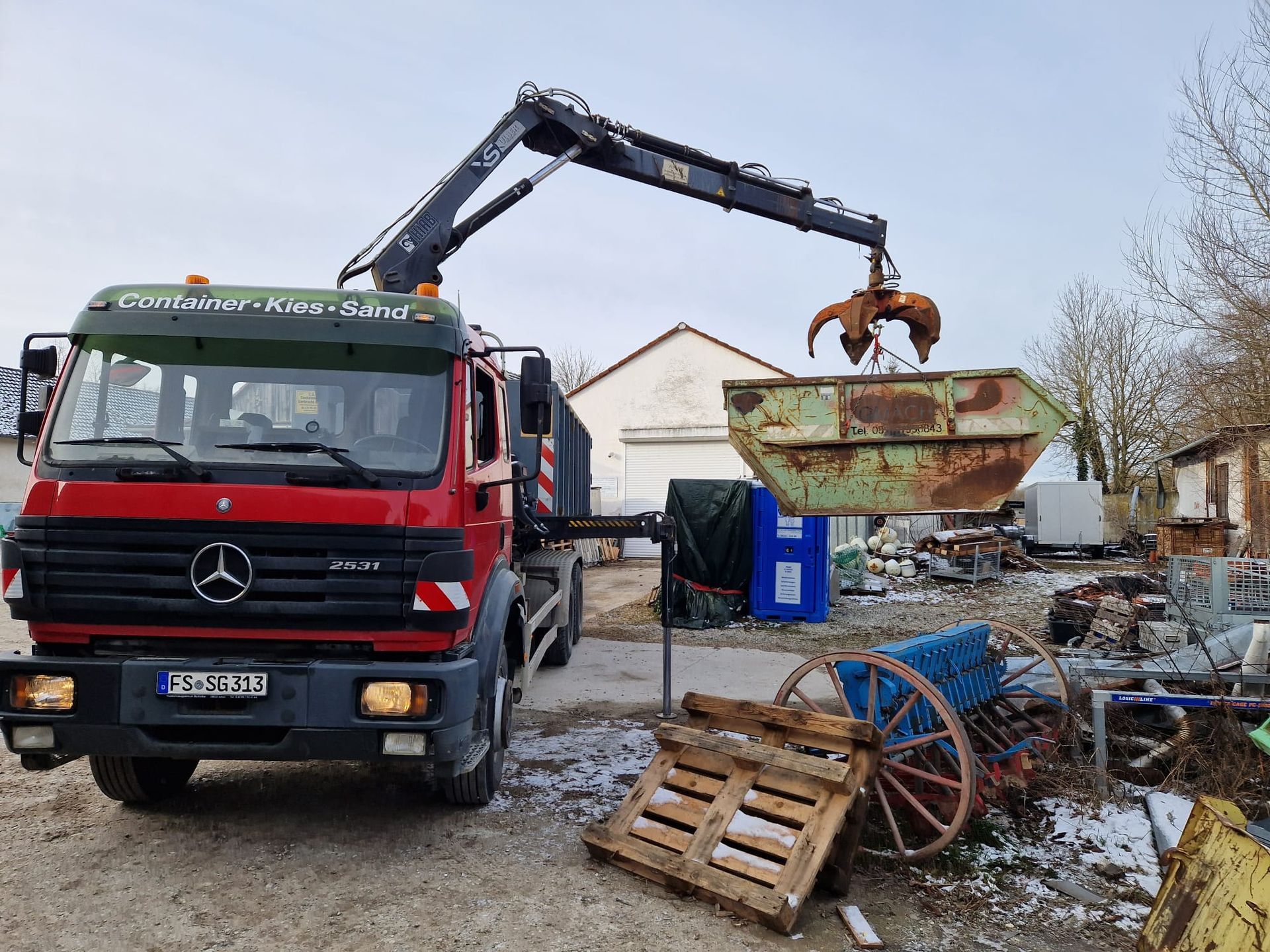 Gmach LKW mit Containern für Kies und Sand