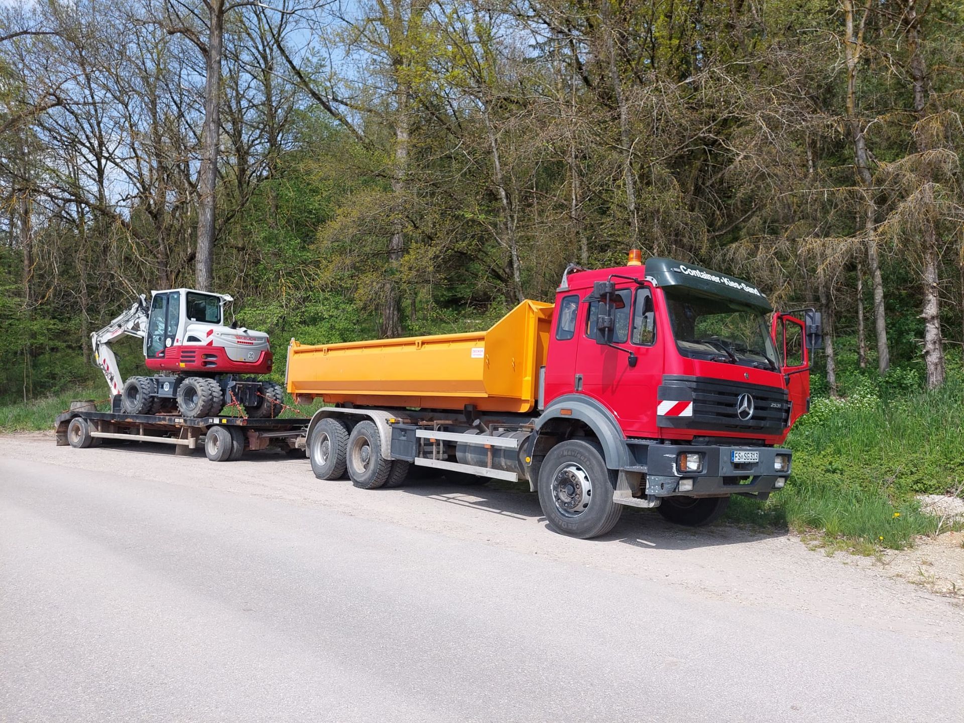 Roter Gmach Tieflader für Bauschmaschinentransporte