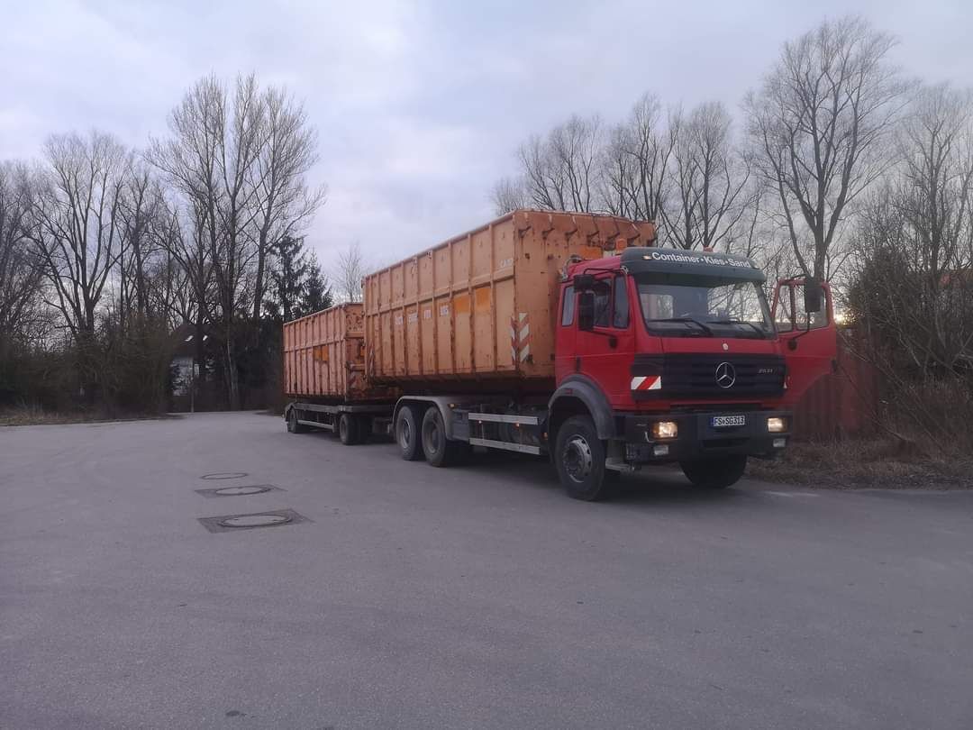 Gmach LKW beladen mit Baucontainern