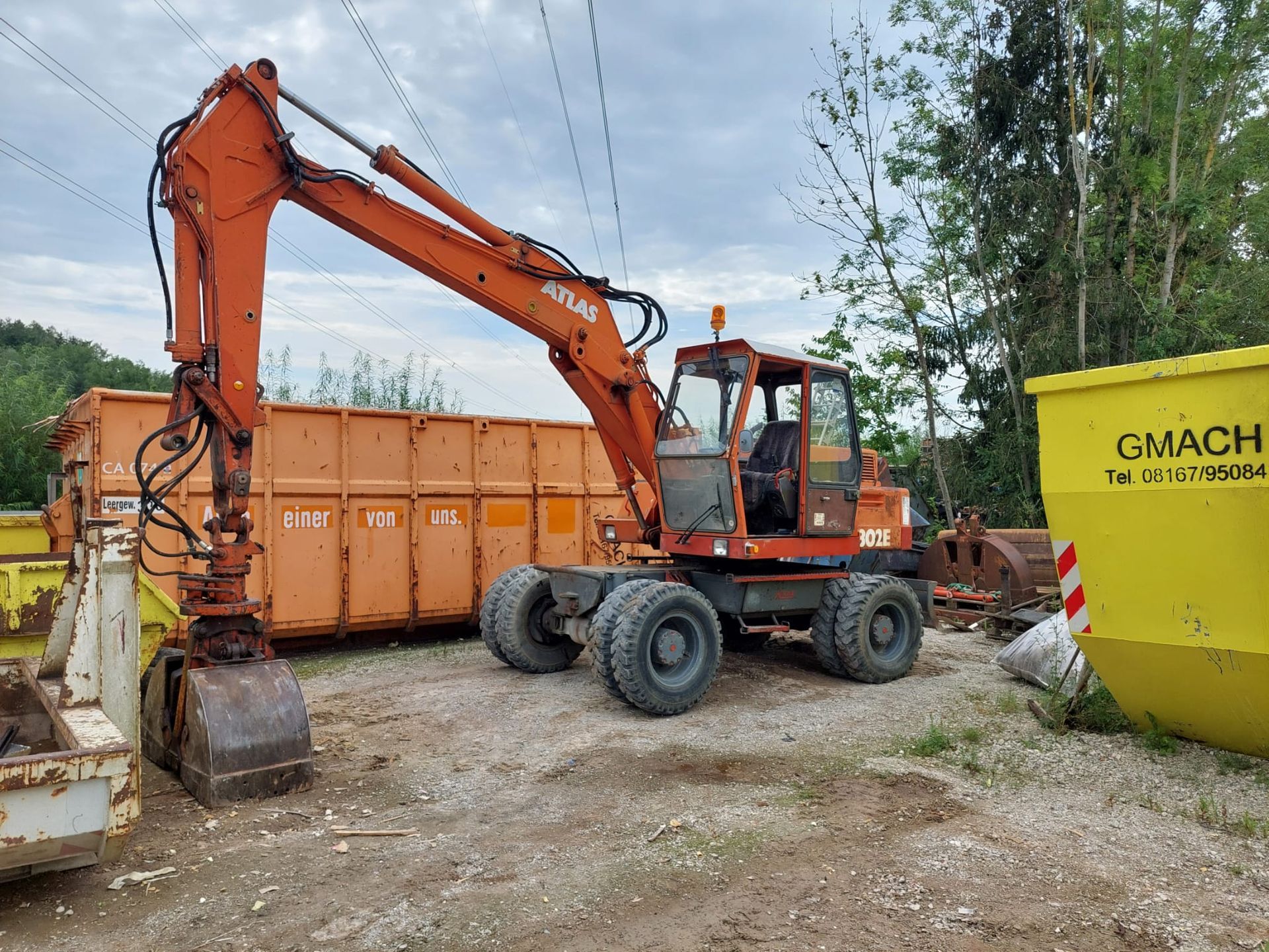 Gmach Baucontainer und Bagger