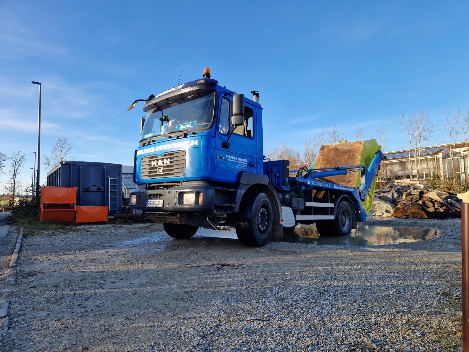 Gmach LKW beim Abladen von Bauschutt, Kies und Sand