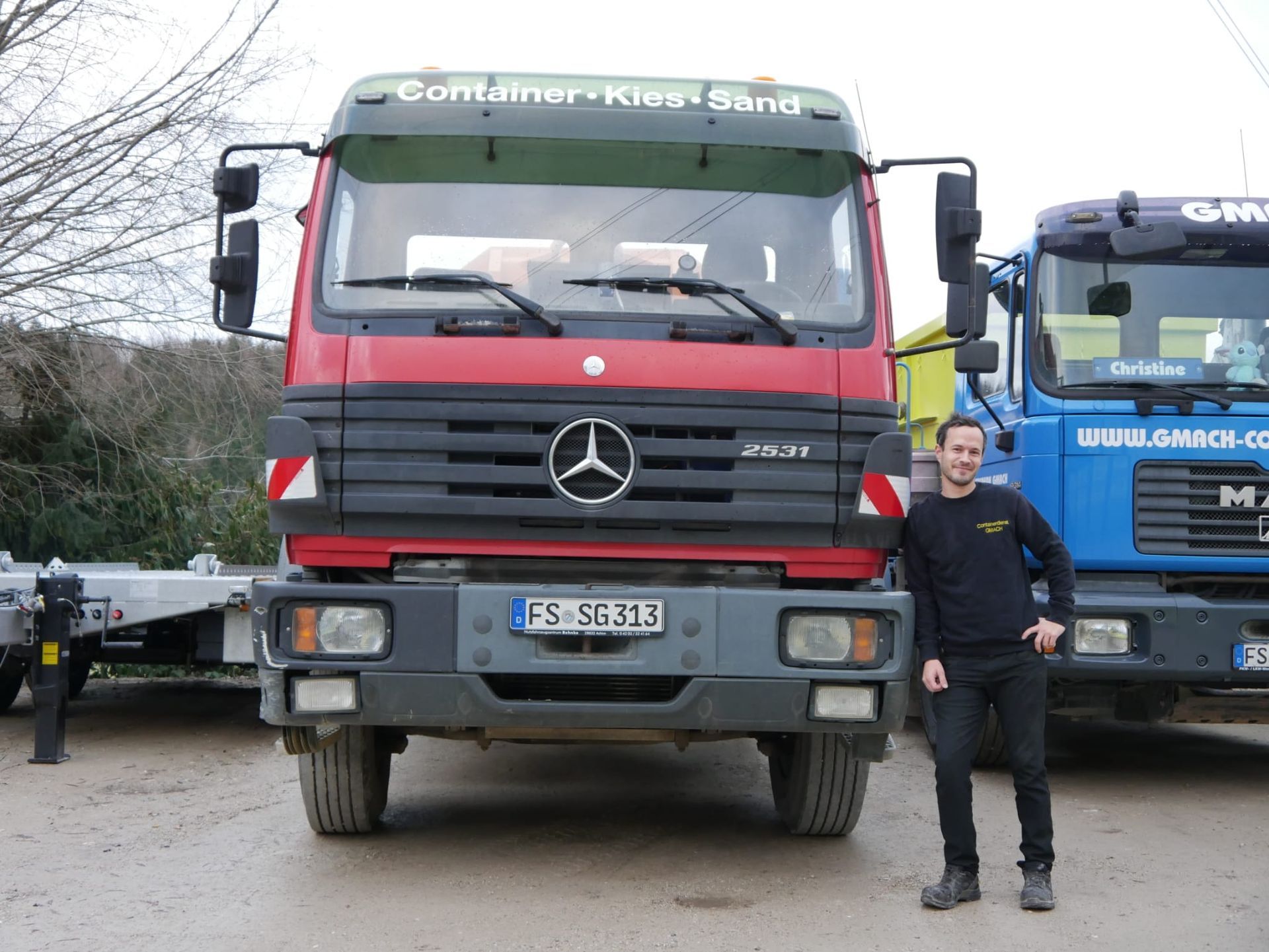 Geschäftsführer Stephan mit dem roten Lkw FS-SG-313