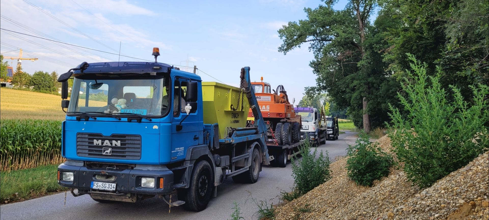 Gmach Fuhrpark von LKWs, Containern und Bauschmaschinentransport