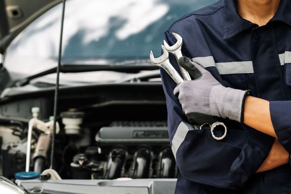 Mitarbeiter hat stehengebliebenes Auto repariert