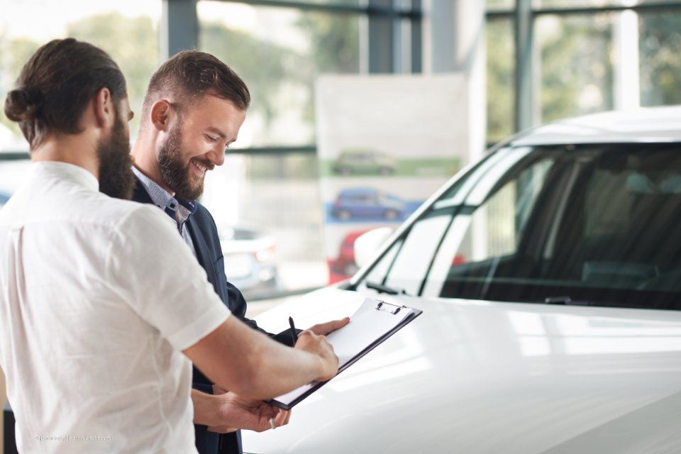 Kunde unterschreibt Dokumente