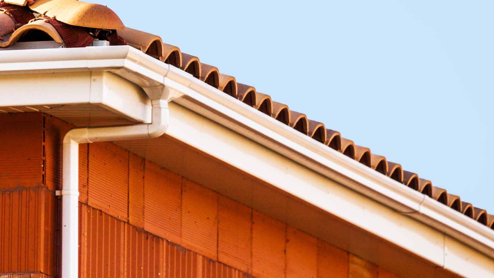 Gouttière en alu sur une toiture en tuiles