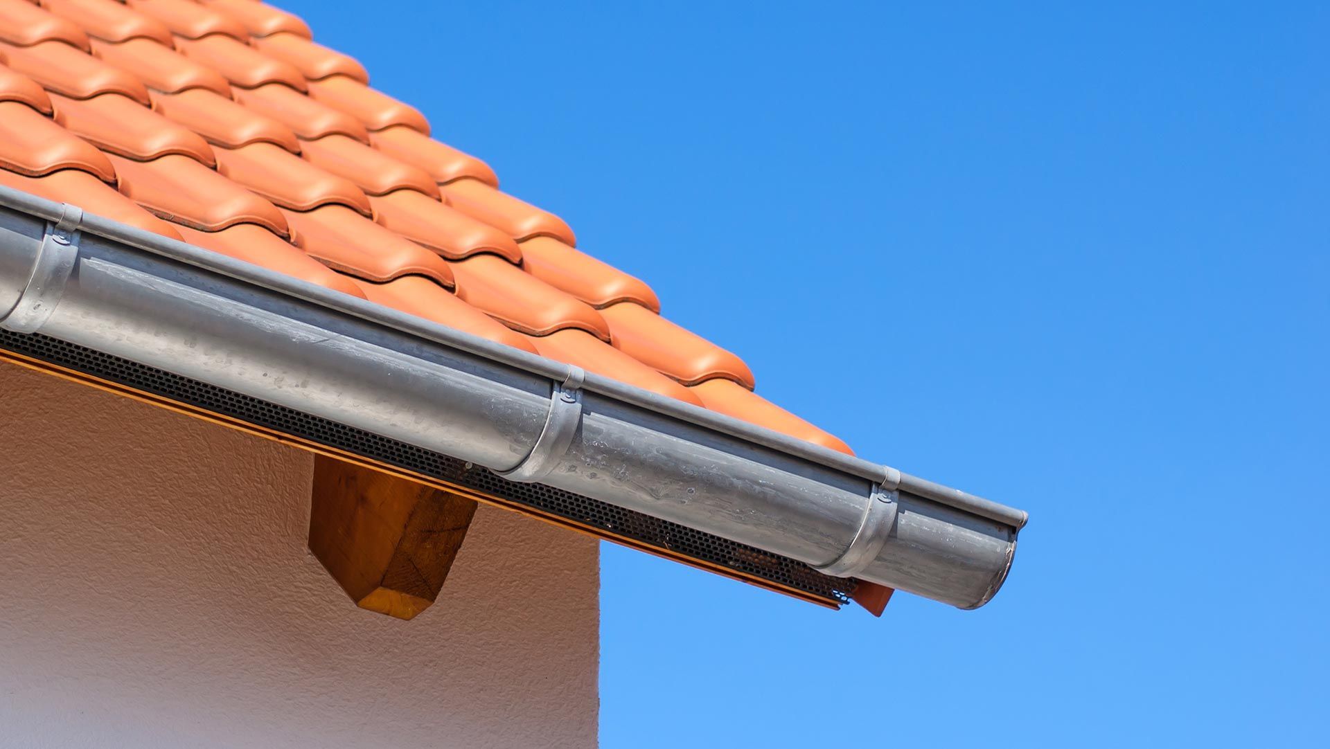 Gouttière en zinc sur une toiture en tuiles