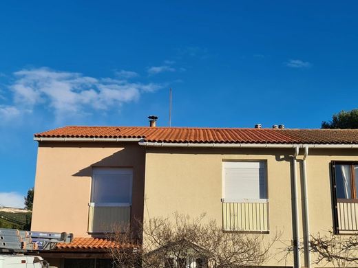 Démoussage de toiture sur une maison mitoyenne