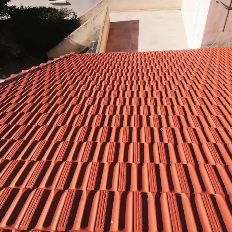 Pose d'une toiture en tuiles provençales rouges