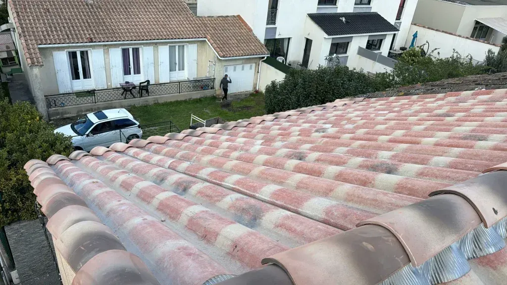 Faîtage et toiture en tuiles de terre cuite