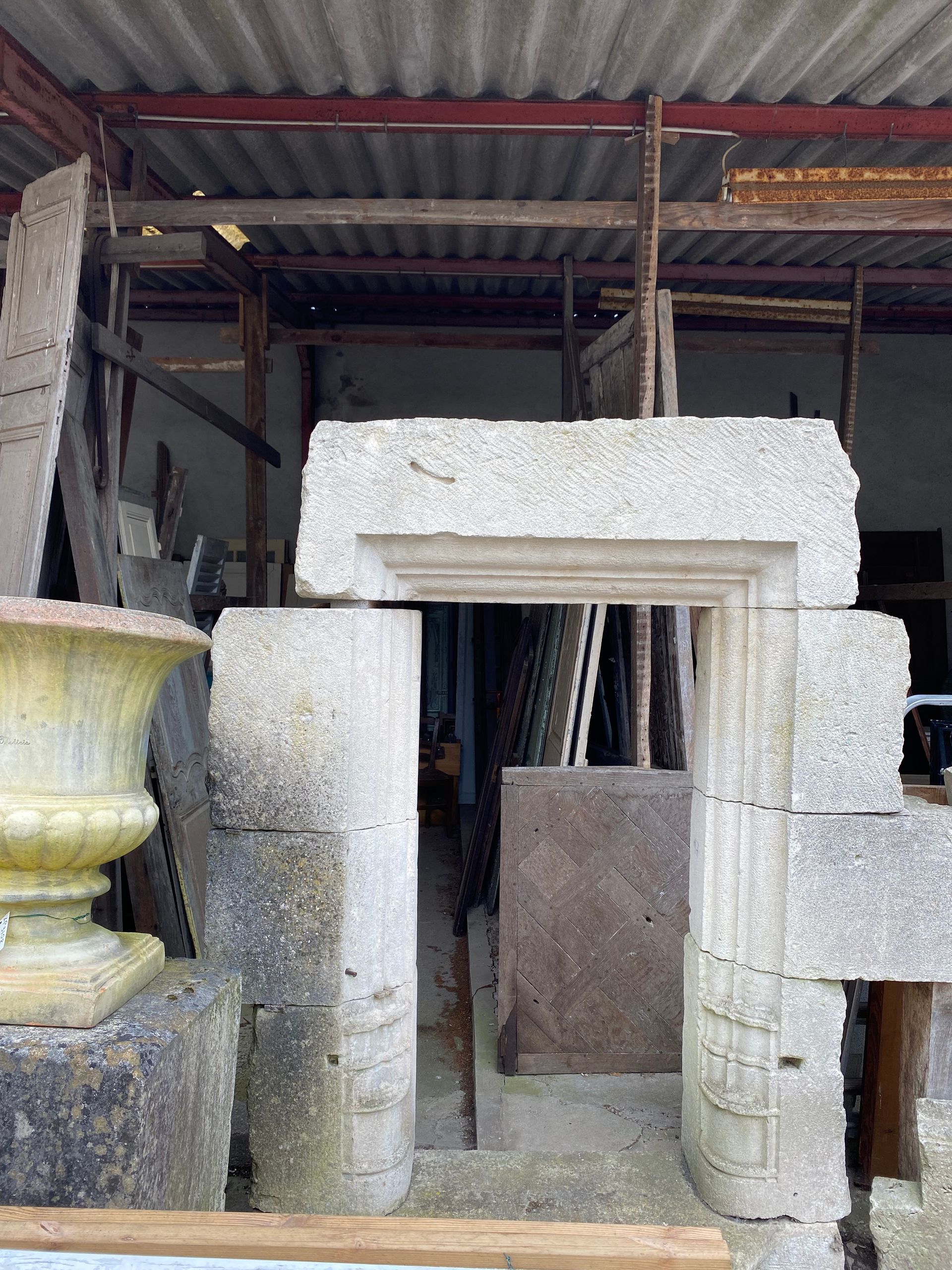 Entourage d'une fenêtre en pierre
