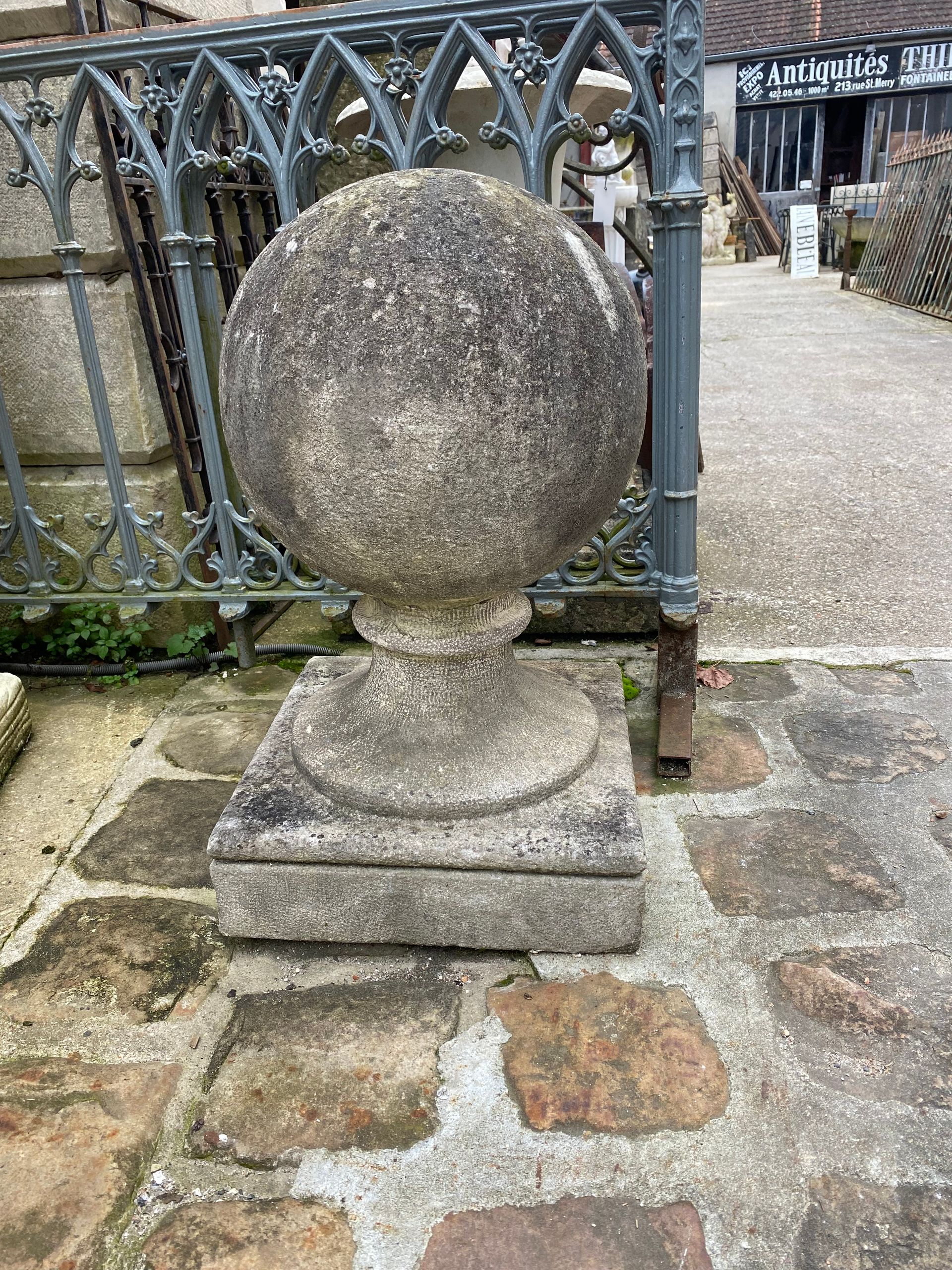 Boule en pierre pour votre jardin