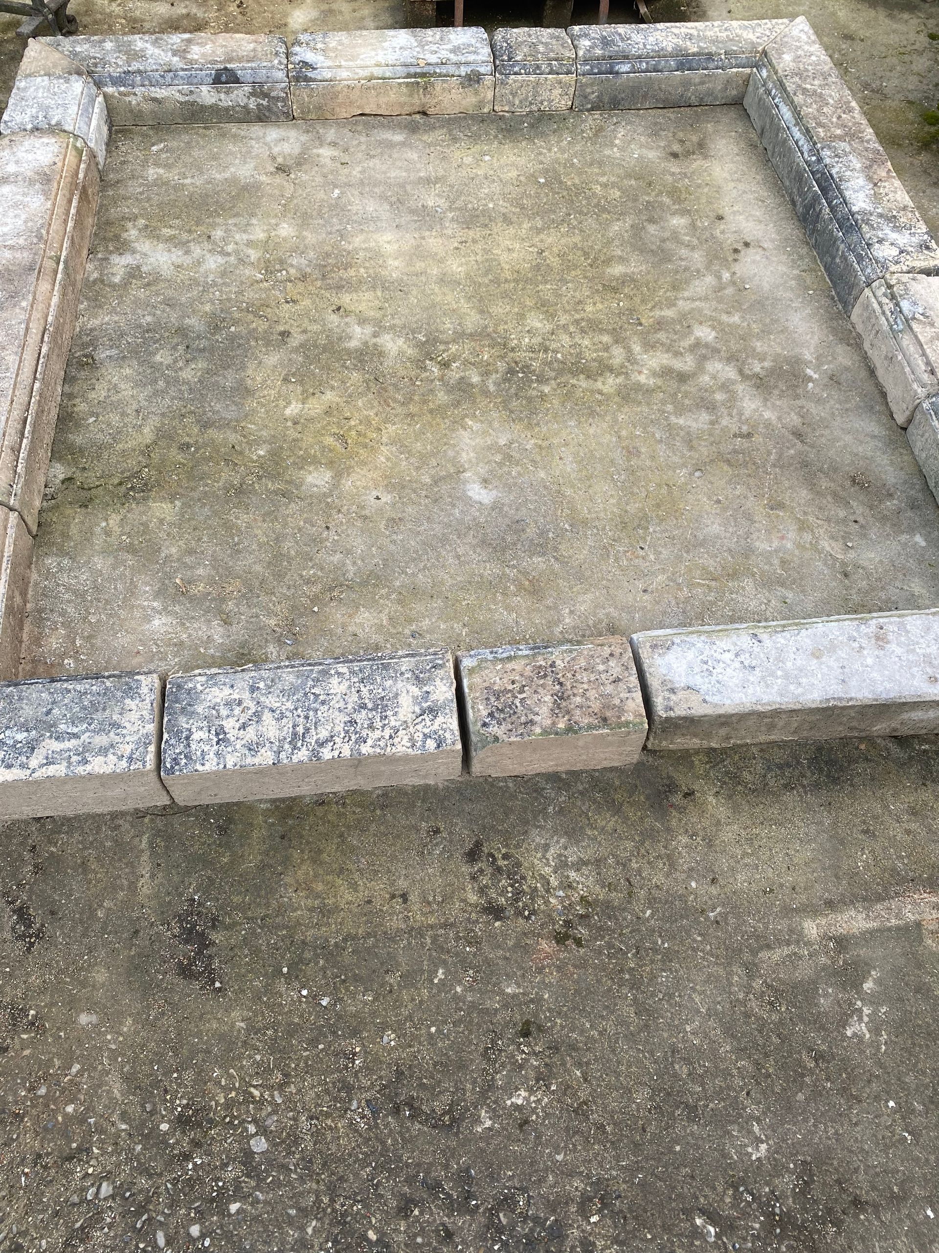 Margelle d'un bassin en pierre