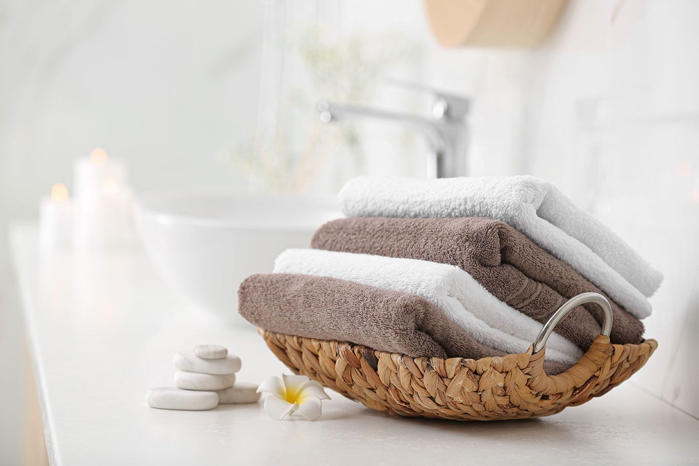 Serviettes de bain dans un panier en osier