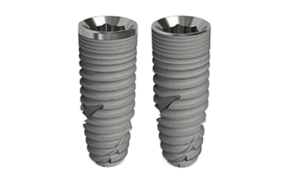 Dos implantes dentales, cilíndricos con roscas en espiral y parte superior en forma de estrella, vistos de frente.
