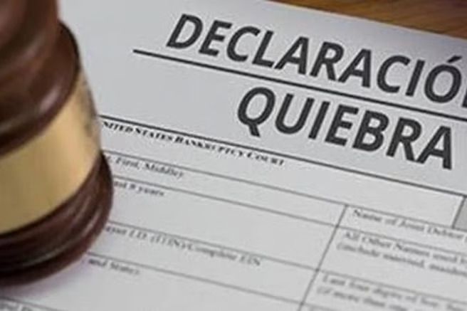 Mazo del juez sobre un formulario de declaración de quiebra con “DECLARACIÓN QUIEBRA” visible