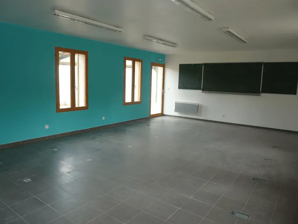 Intérieur d'une salle de classe rénovée