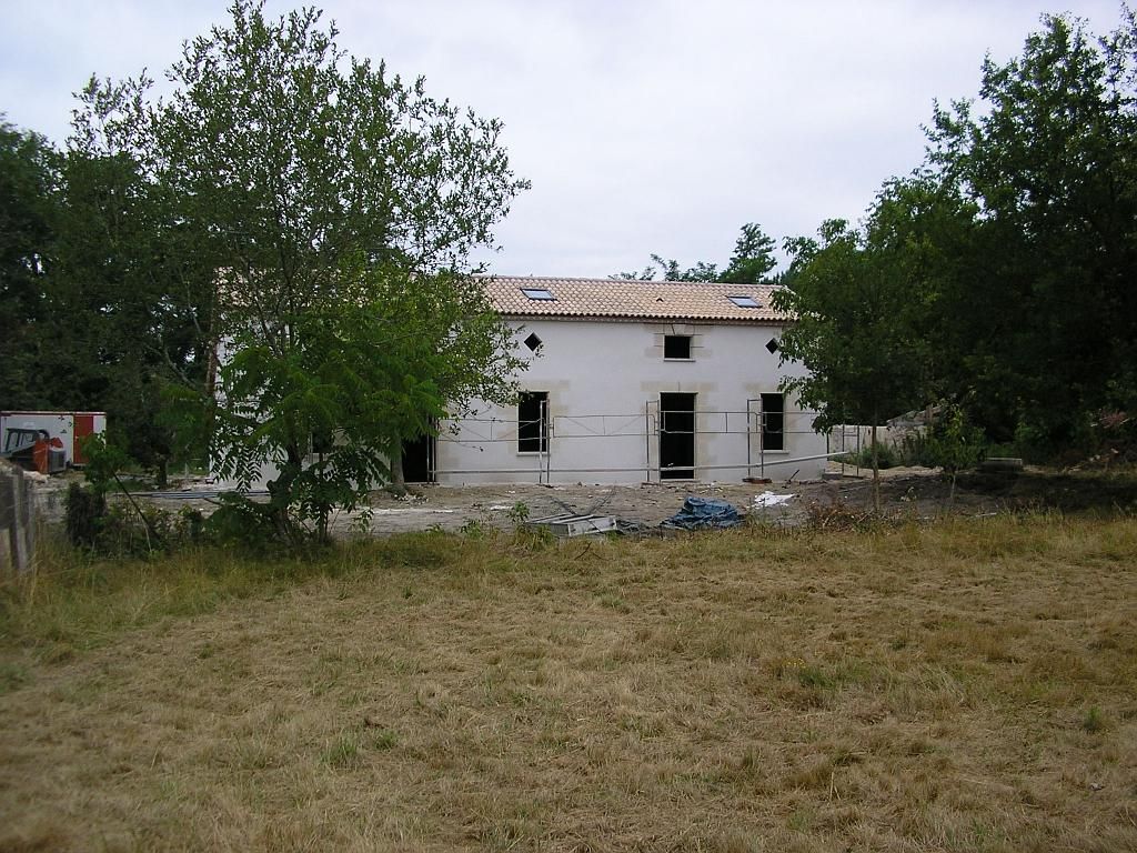 Après - vue extérieure d'une maison rénovaée après incendie