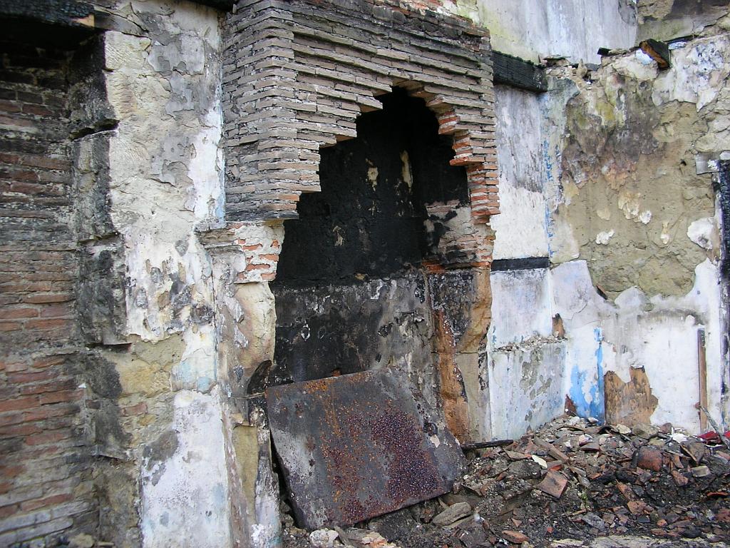 Avant - Réhabilitation d'une cheminée en pierre