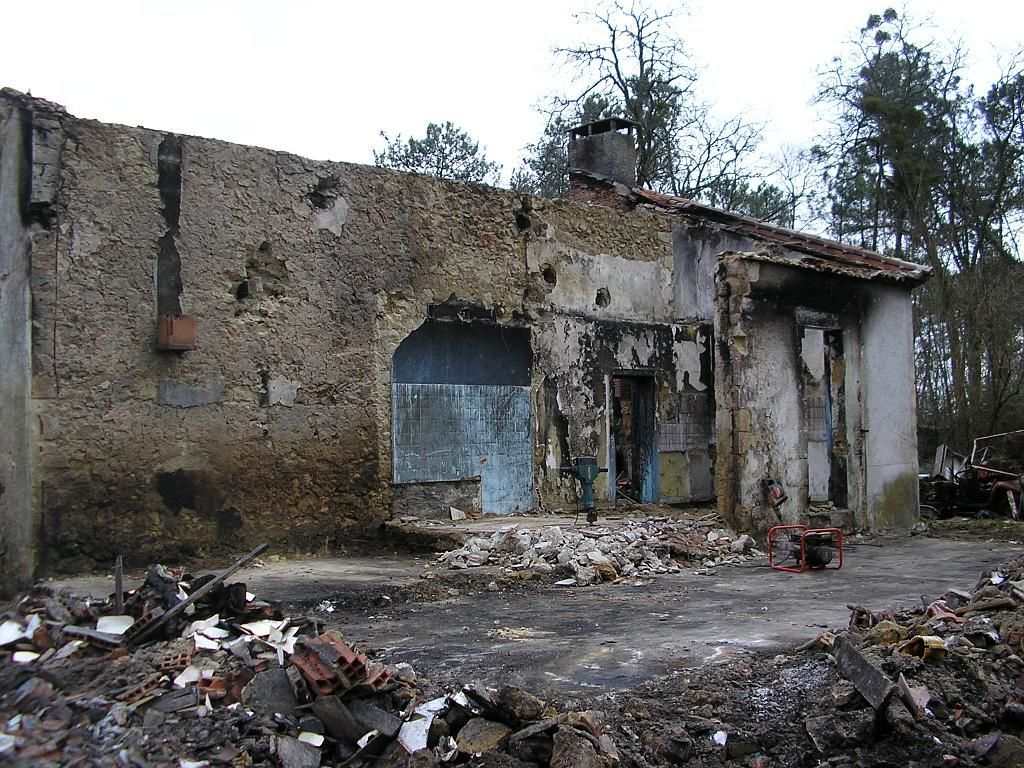 Démolition d'une maison après incendie