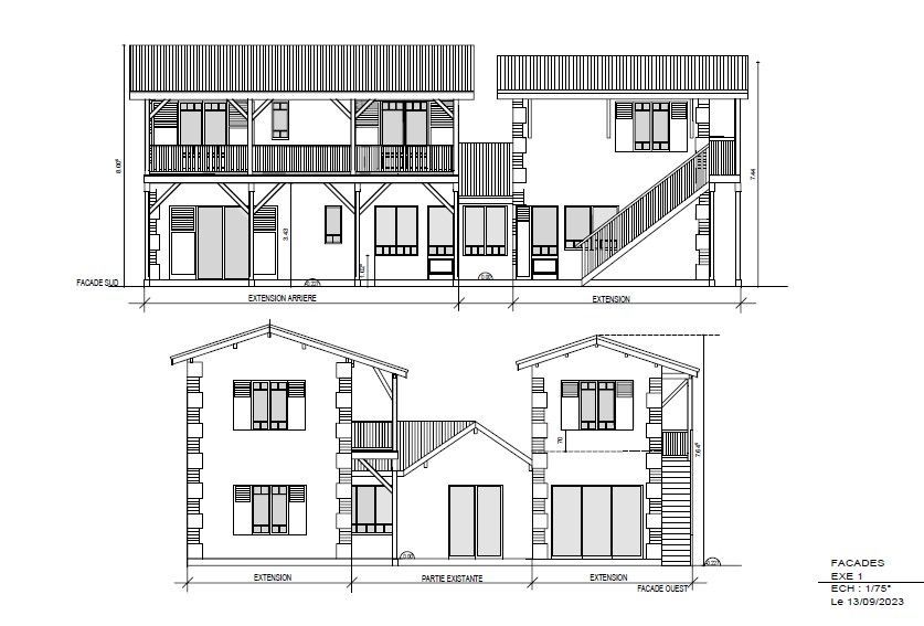 Plans architecturaux d'un bâtiment de deux étages avec balcon, escalier et structure extérieure visible.