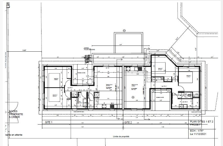 Plan architectural d'une maison moderne, montrant les pièces, les portes, les fenêtres et les dimensions en traits noirs sur papier blanc.