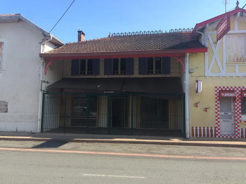 Avant - façade de bâtiment voué à devenir cabinet médical