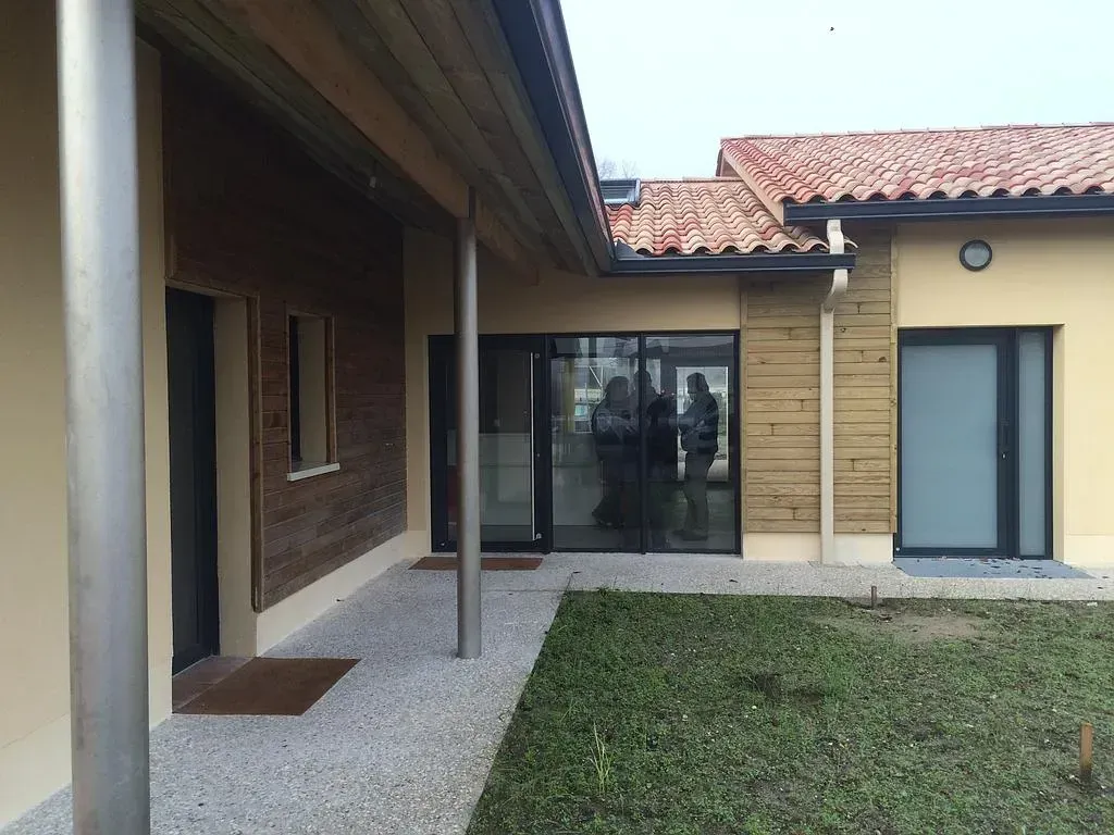 Entrée principale de la maison médicale