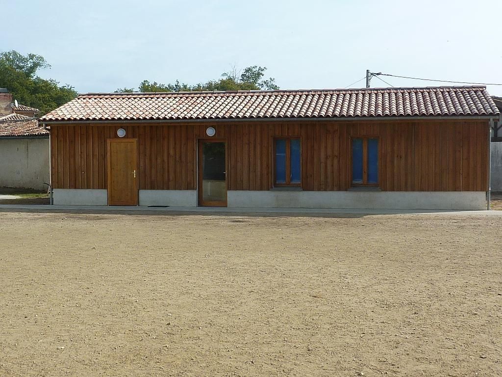 Extérieur d'une salle de classe rénovée
