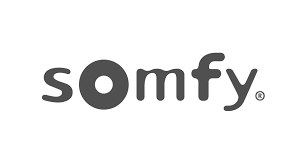 Somfy-Logo: Grauer Text mit einem hohlen Kreis für das „O“ und einem Symbol für eine eingetragene Marke.
