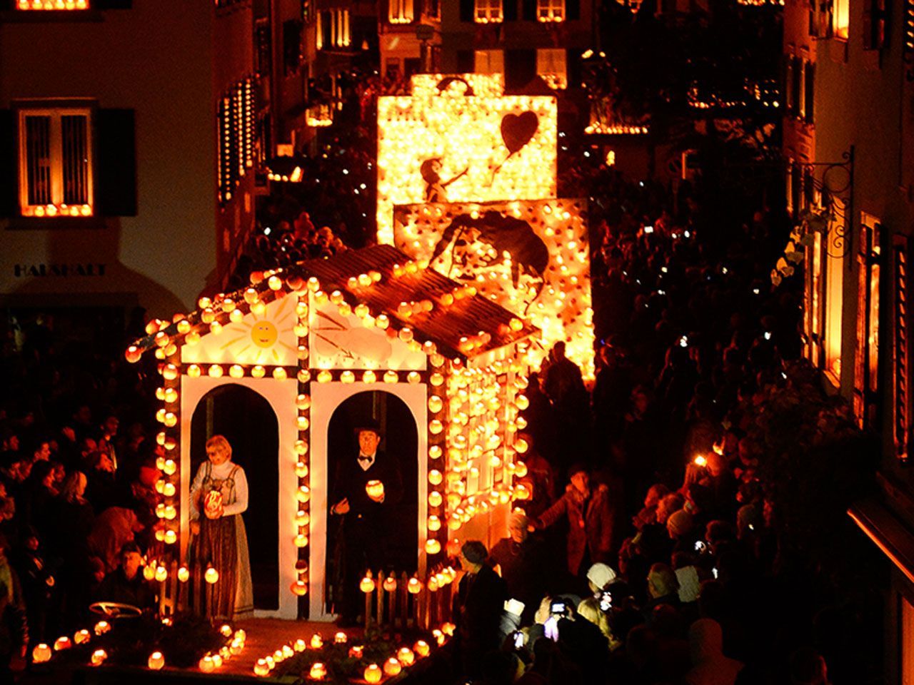 Magisch, mystisch, sagenhaft schön! Fantastische Dorfbeleuchtung und grösster Räbenliechtliumzug.