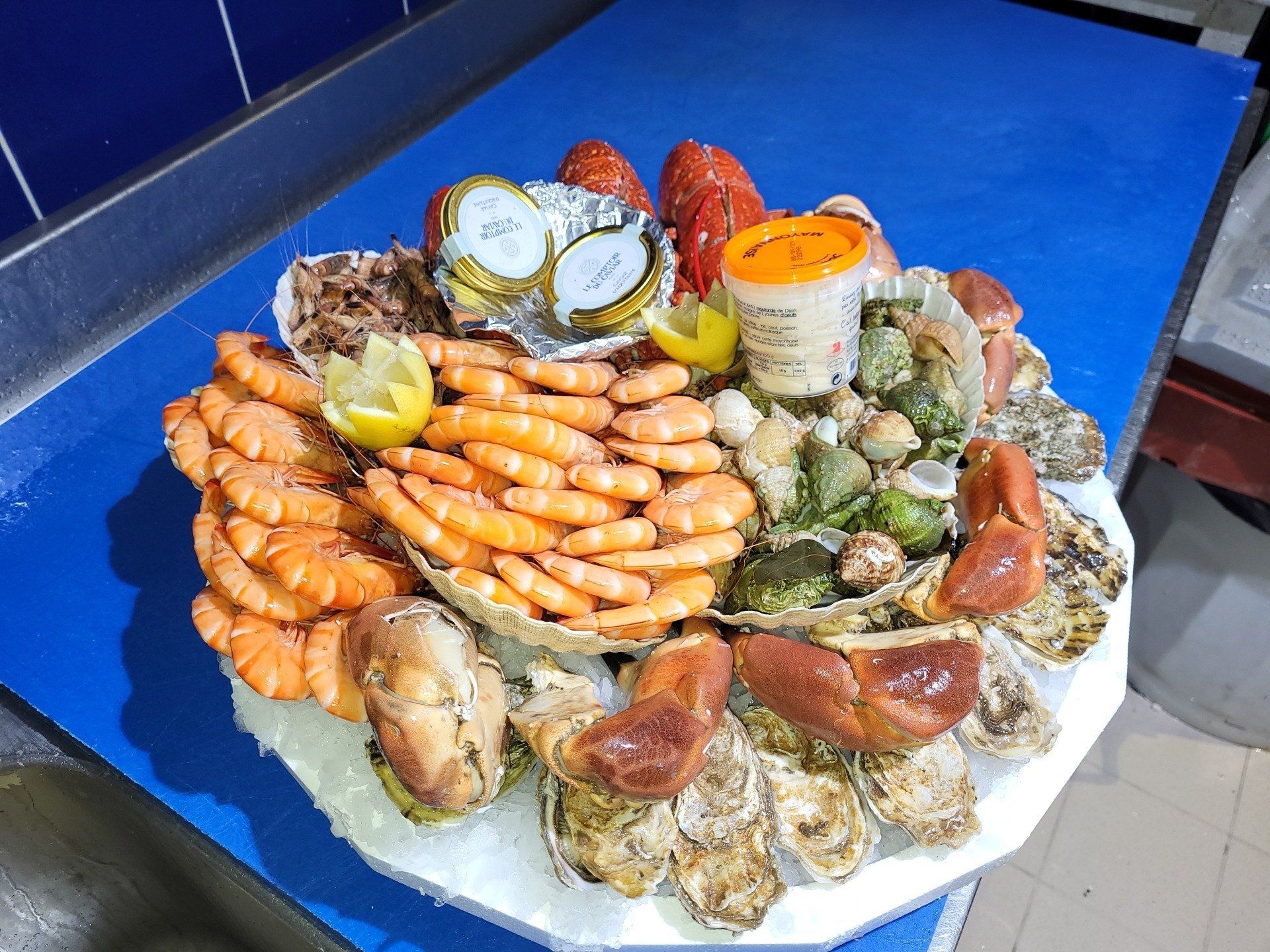 Plateaux de crevettes, crabes et langoustines