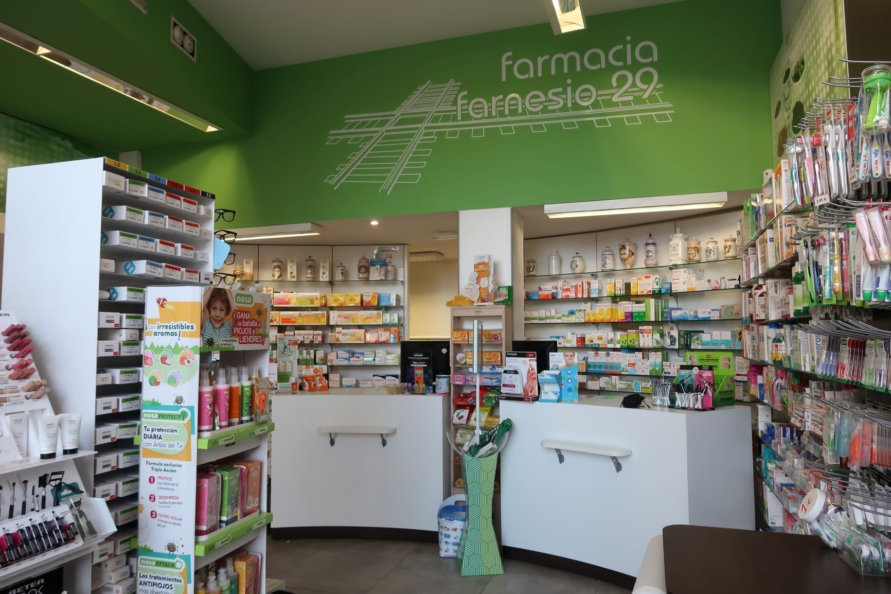 El interior de una farmacia con una pared verde.