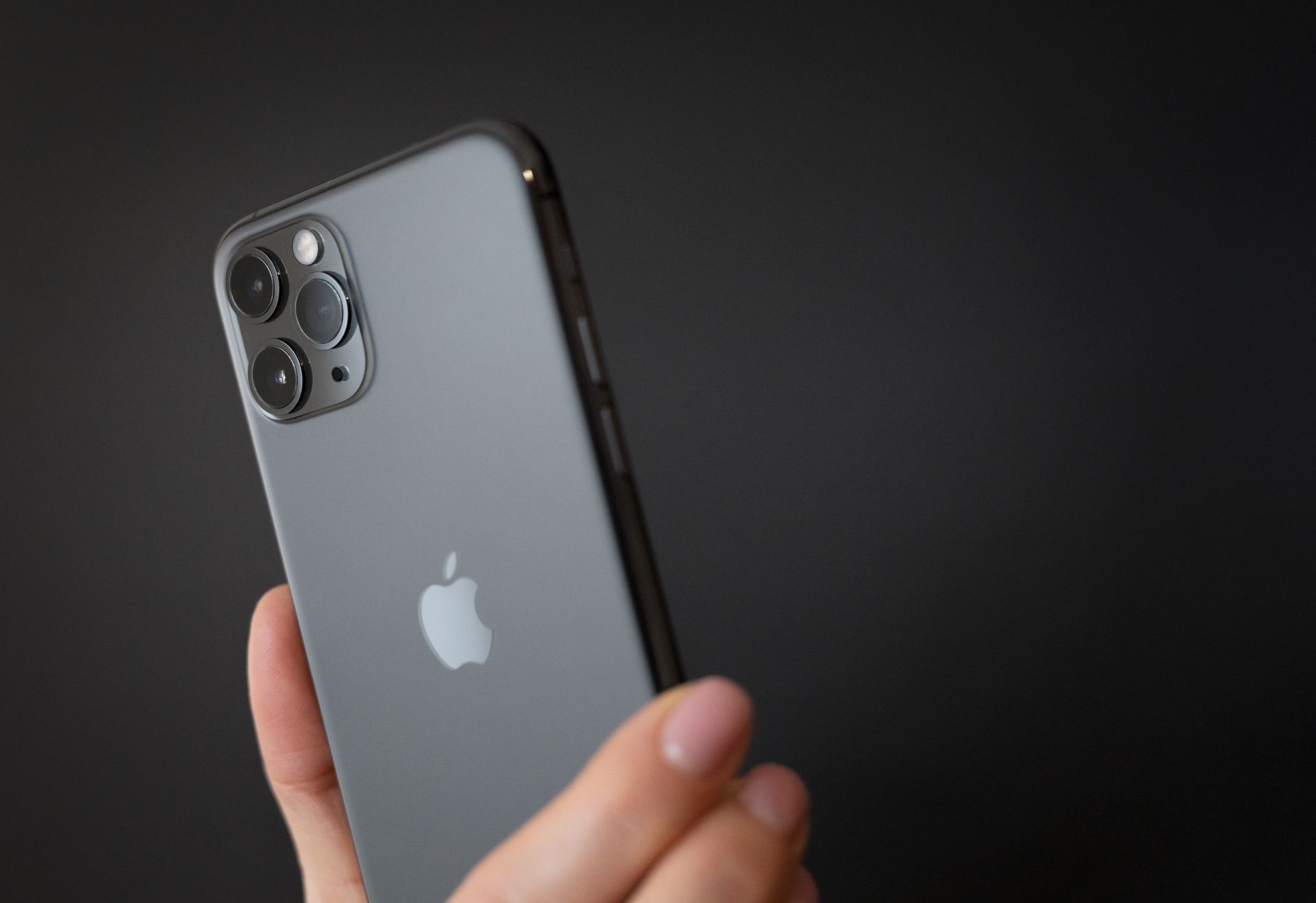 Una persona sostiene un iPhone de Apple en su mano.