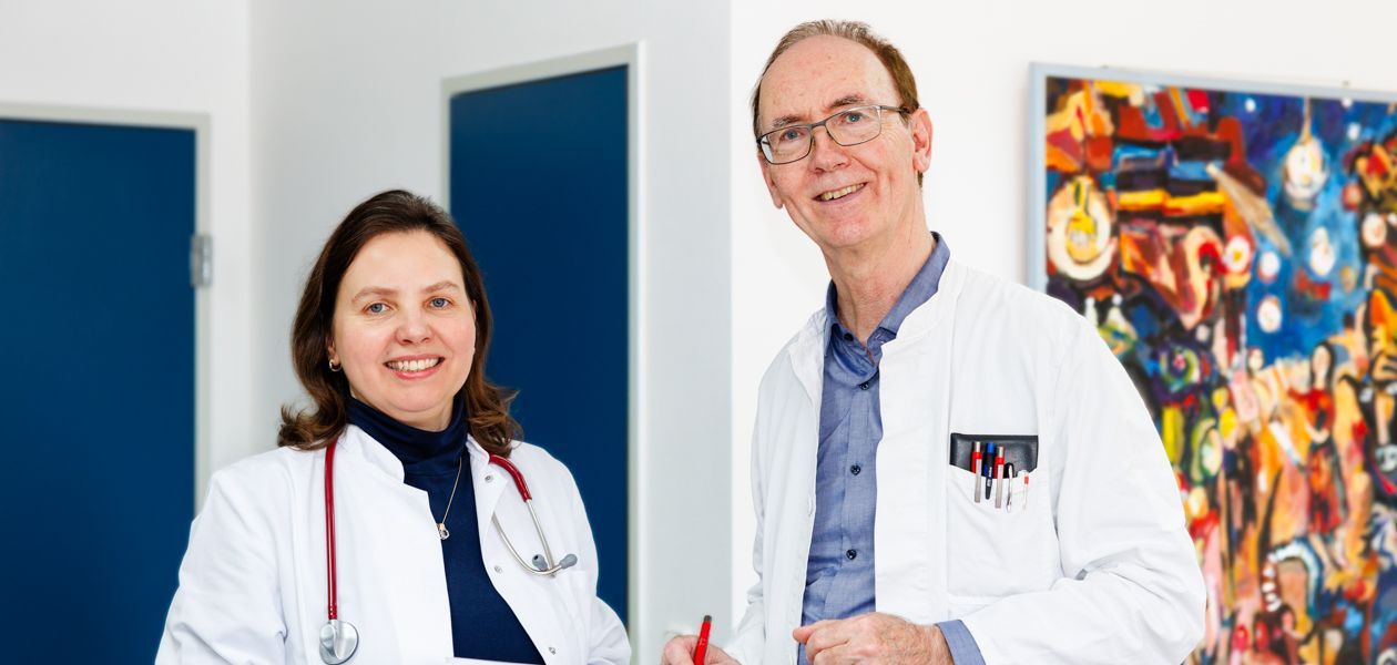 Ein Mann und eine Frau stehen nebeneinander und lächeln