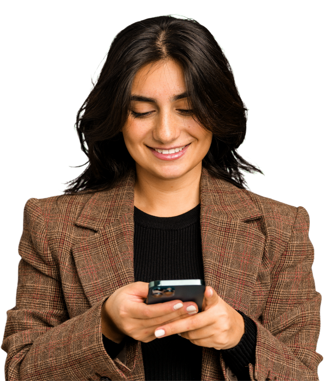 Femme en blazer marron souriant en regardant son smartphone sur fond blanc