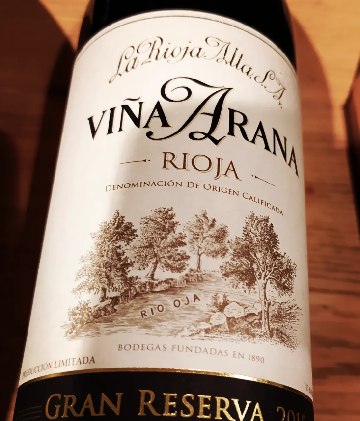 Etiqueta de botella de vino Viña Arana Rioja Gran Reserva, fondo crema con texto negro y dorado.