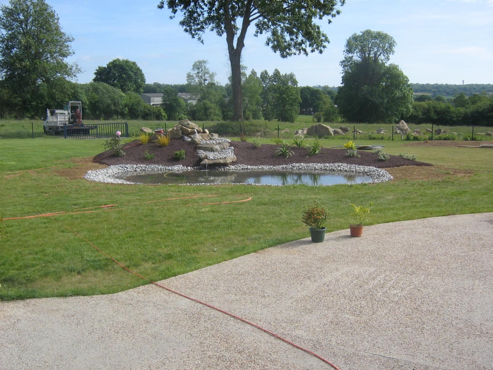 Un point d'eau artificiel.