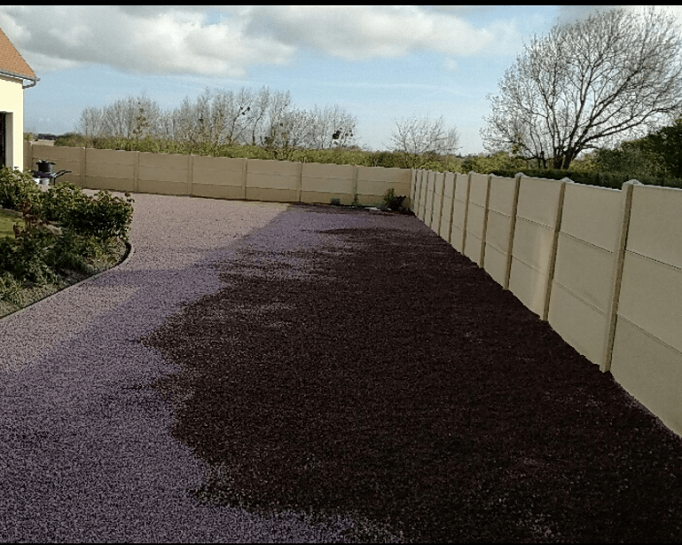 Un terrain de terre dans un jardin.