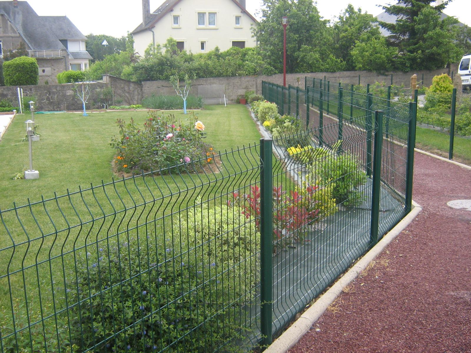 Un jardin clôturé.