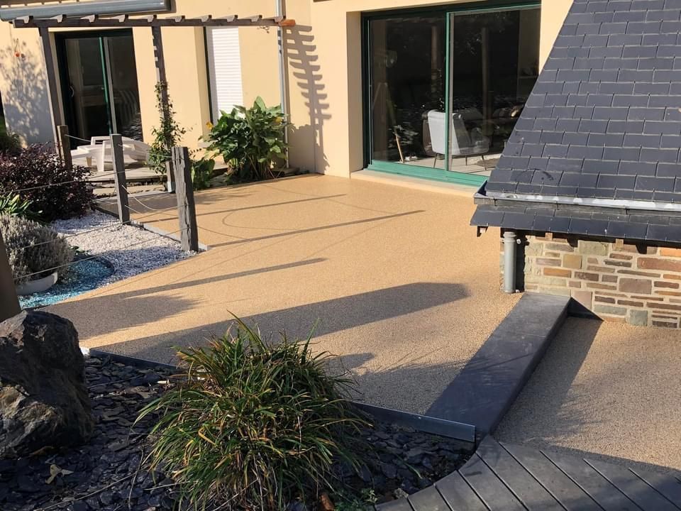 Une terrasse extérieure d'une maison.