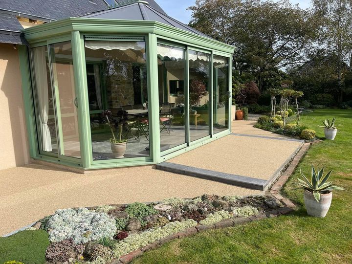Une terrasse installée autour d'une véranda.