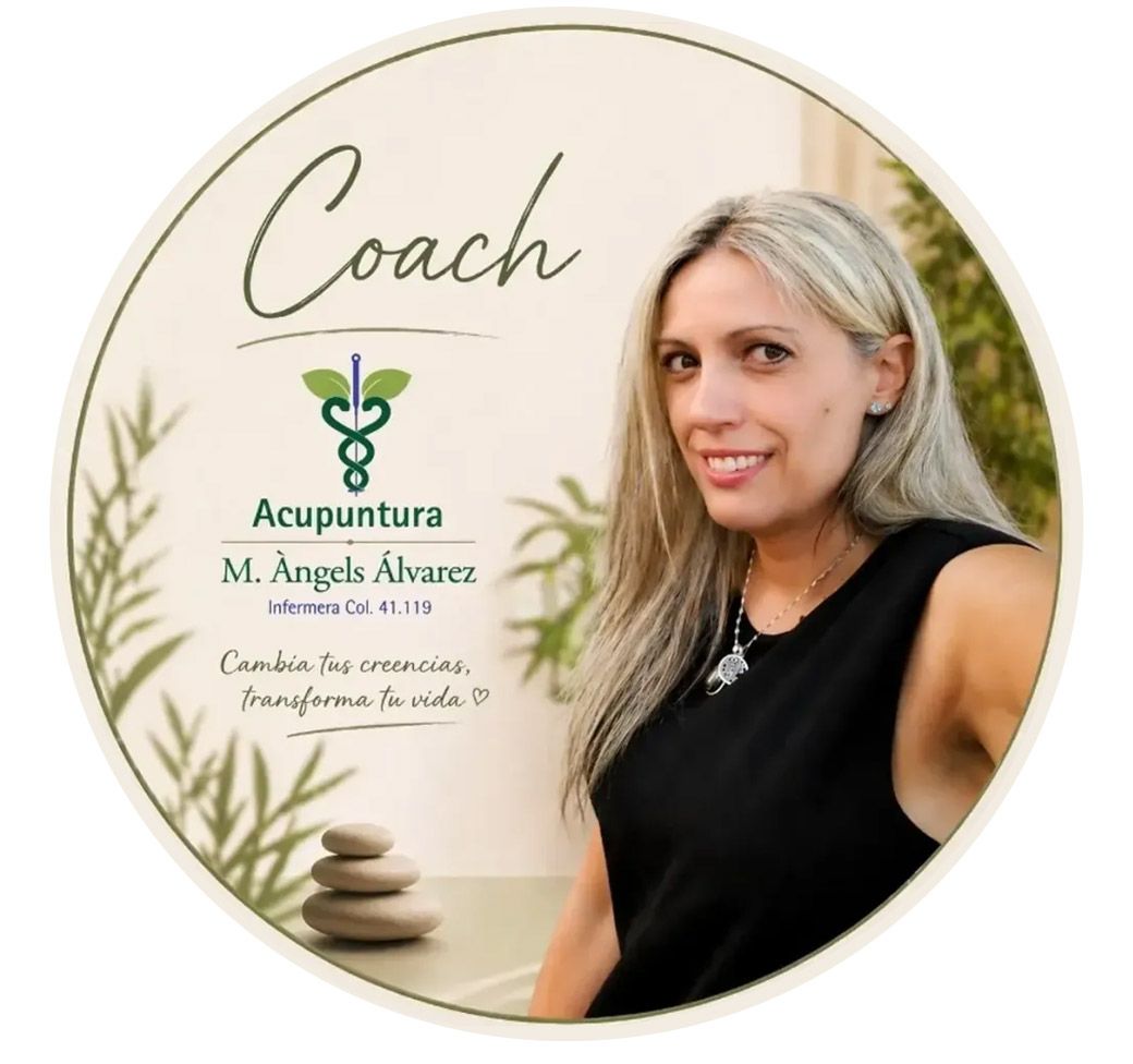 Logotipo circular de entrenador con la marca de acupuntura y el retrato de una mujer sonriente sobre un fondo beige.